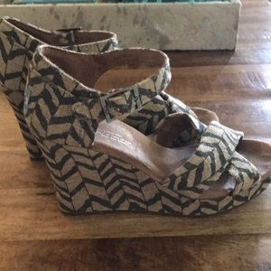 Toms Wedges. 6.5